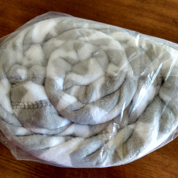 Plush throw blanket. 5 by 6 feet. Super soft! - Picture 6 of 8